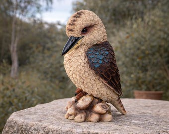 Australischer Ureinwohner Kookaburra auf Baumstumpf - 18 cm große Gartenverzierung