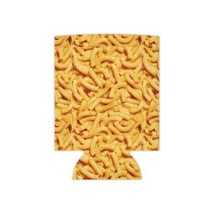Op de afbeelding: Een gele en oranje blikjeskoeler met een patroon van macaroni en kaas.