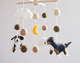 Babymobiel Berner Sennenhond: handgemaakte wolvilt babykamerdecoratie