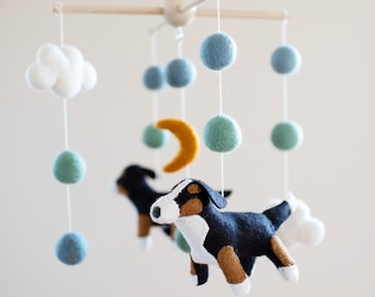Mobiel Berner Sennenhond: handgemaakt wolvilt kinderkamerdecoratie