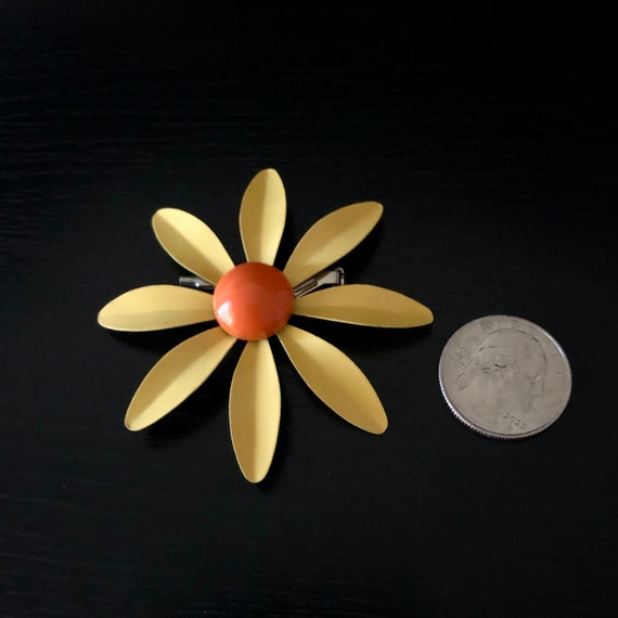 Vintage Daisy Pin - Sunny Yellow and Orange - Met… - image 8