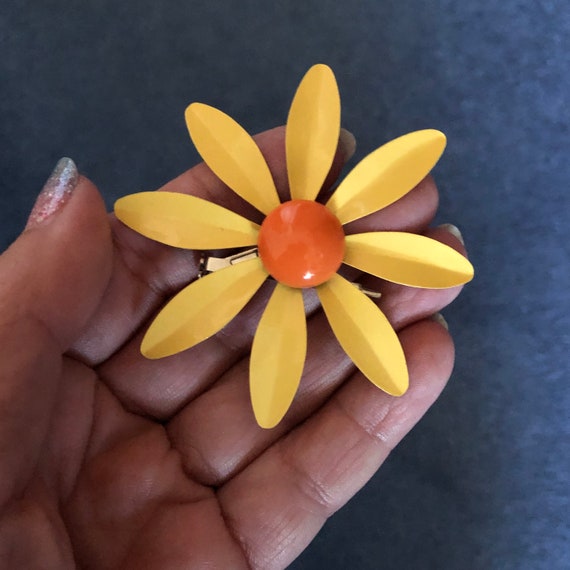Vintage Daisy Pin - Sunny Yellow and Orange - Met… - image 1
