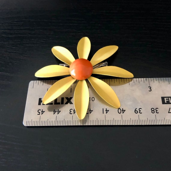 Vintage Daisy Pin - Sunny Yellow and Orange - Met… - image 3