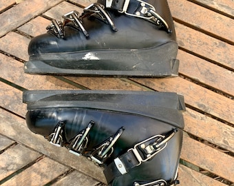 Vintage Schnalle Leder Ski Stiefel Schwarz Weiß West Germany 1960er Jahre Cabin Decor