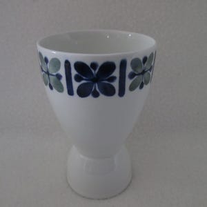 Vintage Arabia Katrilli Egg Cup Made in Finland Blues and Greens on White Faience Earthenware Numbered 29