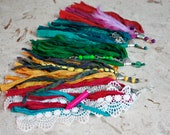 Bohemian charm tassels Indian long tassels Sari silk pendant for necklace bracelet jewelry project Boho bag decoration Gypsy chlot tassel
