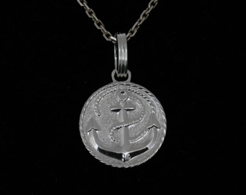 Pendentif rond gravé d'une ancre de marine en argent massif 15,5mm image 1