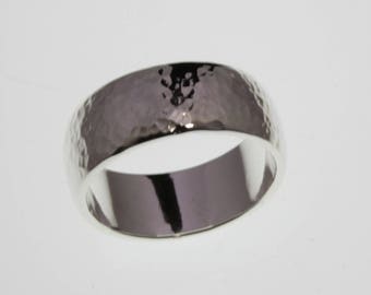 Bague finement Martelée aspect vieilli bombée en argent massif largeur 7,5mm,fait main made in France