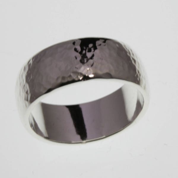 Bague finement Martelée aspect vieilli bombée en argent massif largeur 7,5mm,fait main made in France