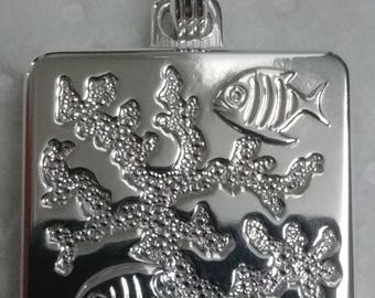 Médaille carrée gravée sur le thème des poissons en argent massif ,17mm