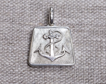 Pendentif trapézoïdal gravé d'une ancre de marine en argent massif 18mm