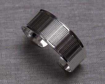 Nouveauté, bracelet manchette large aspect guilloché en argent estampé