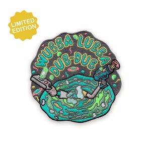 Könnte beinhalten: Gestickter Aufnäher mit dem Schriftzug "Wubba Lubba Dub-Dub" in türkisfarbenen Buchstaben. Der Aufnäher zeigt eine Zeichentrickfigur, die eine Strahlenkanone und ein Gerät hält. Der Aufnäher ist grau mit türkisen, grünen und rosa Akzenten. Ein gelber "Limited Edition"-Aufkleber befindet sich in der oberen linken Ecke.