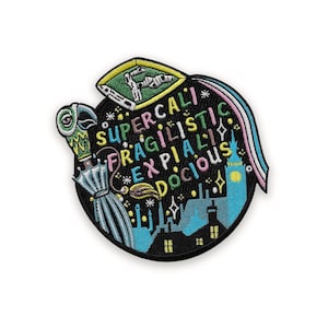 Op de afbeelding: Geborduurde patch met het woord "Supercalifragilisticexpialidocious" in kleurrijke tekst. De patch heeft een cartoonafbeelding van een hand, paraplu en Big Ben. De achtergrond is zwart met sterren en een regenboog.