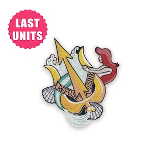 Puede incluir: Parche bordado con un tridente amarillo que perfora un diseño turquesa y amarillo, una sirena y las palabras "REFUSE TO SINK". Un círculo rosa con "LAST UNITS" está en la parte superior izquierda.