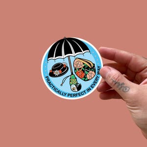 Op de afbeelding: Een ronde sticker met een blauwe rand. Het bevat een zwarte paraplu, een hoed, een handtas en de tekst "Practically Perfect in Every Way". De hoed is zwart met een witte bloem. De handtas heeft rode en oranje bloemen.