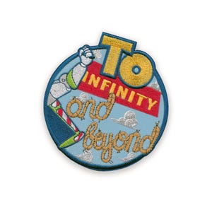 Può includere: Toppa ricamata con la scritta "To Infinity and Beyond" in filo giallo e beige. La toppa ha un bordo blu e include l'immagine di un braccio di cartone animato e delle nuvole.