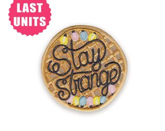 Parche termoadhesivo bordado con diseño de gofre Stay Strange