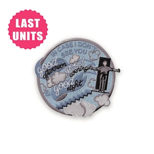 Puede incluir: Parche bordado con fondo azul claro con las frases "good afternoon", "good evening" y "good night". El parche incluye una figura, nubes y el texto "IN CASE I DON'T SEE YOU". Una pegatina rosa "LAST UNITS" está en la parte superior izquierda.