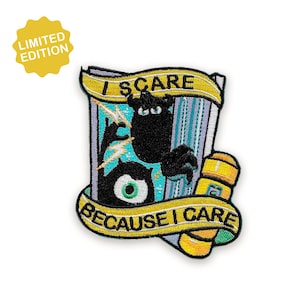 Peut inclure: Écusson brodé avec le texte "I SCARE BECAUSE I CARE" sur une bannière jaune. L'écusson représente un monstre noir avec un œil, des éclairs et une étoile jaune "Limited Edition".