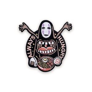 Puede incluir: Parche bordado con un personaje de dibujos animados con una máscara blanca y los brazos extendidos. La boca abierta del personaje revela dientes y una lengua, con un cuenco de ramen debajo. El texto dice "ALWAYS HUNGRY" en un patrón circular.