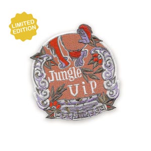 Può includere: Toppa ricamata con un design circolare con un'illustrazione di gorilla in rosso, viola e arancione. Il testo "Jungle VIP" è visualizzato in bianco, con una stella gialla "Edizione Limitata" nell'angolo in alto a sinistra. La toppa ha un bordo bianco.