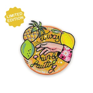 Könnte beinhalten: Gestickter Aufnäher mit tropischem Fruchtdesign, einschließlich Ananas, Zitrone und Limette, mit dem Text "It was a run-by fruiting". Der Aufnäher zeigt eine Hand mit floralem Ärmel und ist von einem gelb-orangen Rand umgeben. Ein gelber "Limited Edition"-Aufkleber befindet sich oben links.