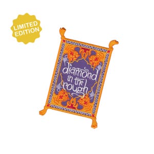 Puede incluir: Parche rectangular con diseño de alfombra morada, ribetes y detalles dorados. El texto "diamond in the rough" está centrado. Una pegatina amarilla de "edición limitada" está en la esquina superior izquierda.