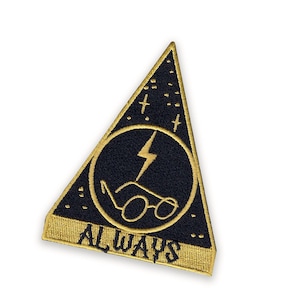 Può includere: Toppa ricamata triangolare con bordo dorato. La toppa presenta un cerchio nero con un fulmine e occhiali, e la parola "ALWAYS" in oro. Lo sfondo è blu navy con stelle dorate.