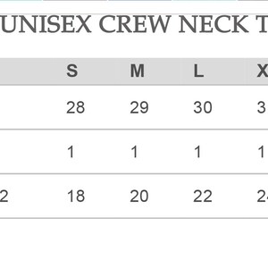 Puede incluir: Un gr&aacute;fico que muestra las medidas finales para camisetas de cuello redondo unisex para adultos en tallas XS a 4XL. El gr&aacute;fico muestra la longitud del cuerpo, la tolerancia de longitud del cuerpo y el ancho del cuerpo en pulgadas.