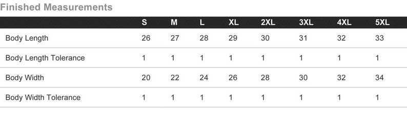 Puede incluir: Un gr&aacute;fico que muestra las medidas finales para las tallas de ropa de la S a la 5XL. El gr&aacute;fico incluye las medidas de la longitud y el ancho del cuerpo, as&iacute; como la tolerancia para cada medida.
