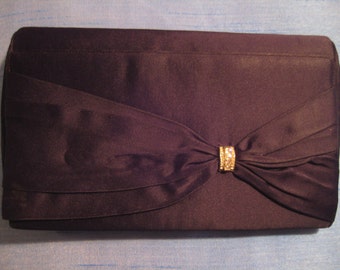 Clutch de sobre satinado negro de Coblentz