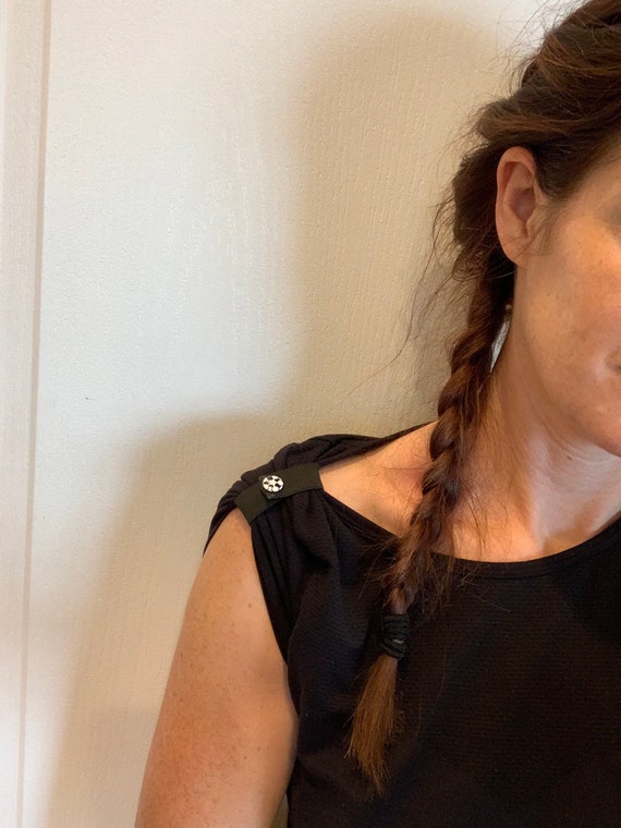 Sleeve clips, Sleeve bands, T-shirt bands, T-shirt clips, sleeve ties, sports ties, sleeve scrunchies, t-shirt scrunchies, soccer, shirt tie