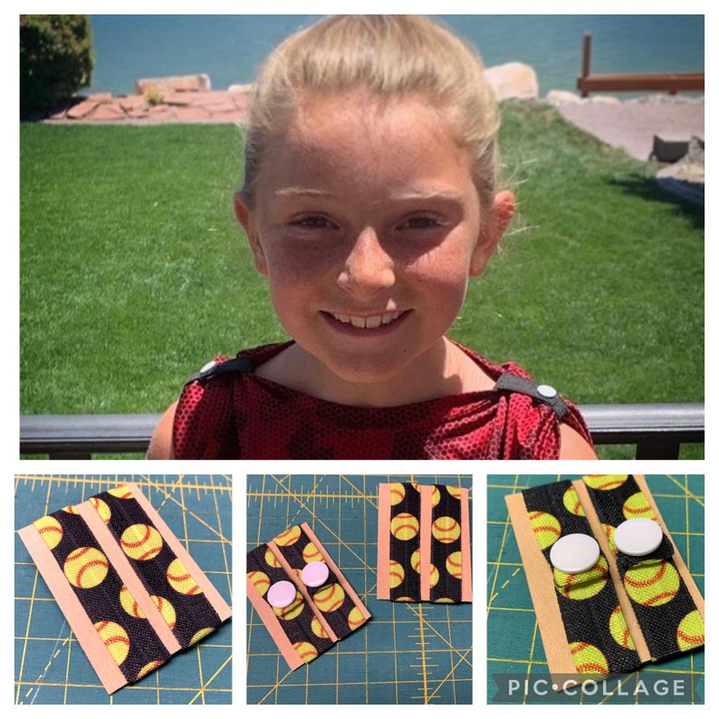 K&ouml;nnte beinhalten: Ein Set aus zwei schwarzen und gelben Softball-elastischen B&auml;ndern mit wei&szlig;en Kn&ouml;pfen. Die B&auml;nder sind auf einer braunen Oberfl&auml;che mit einem Gittermuster dargestellt. Die Kn&ouml;pfe sind separat auf einer wei&szlig;en Oberfl&auml;che dargestellt.