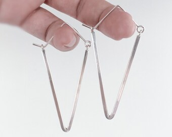 Aros de plata de ley en forma de V: joyas modernas y llamativas