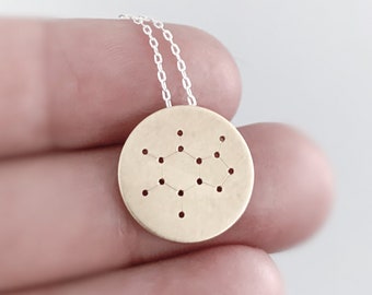 Collar con dije de molécula de cafeína: latón, plata y chapado en oro