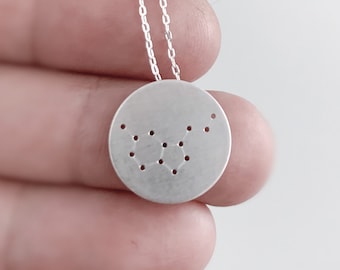Collar de molécula de serotonina: dije de química en plata de ley