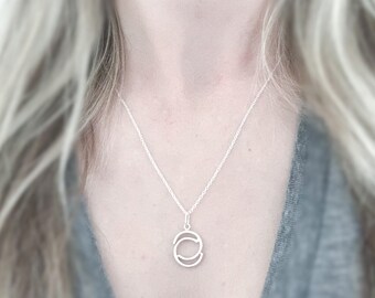 Collar con dije de ojo cansado de plata esterlina hecho a mano