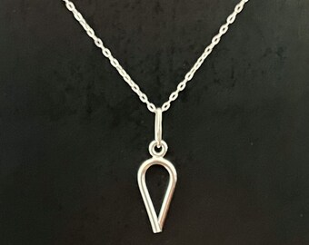 Collar de colmillos delicados: joyería minimalista de vampiro