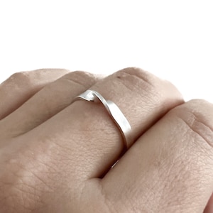 Mobius Ring, Infinity Band Ring, Infinity Loop, Mobius Strip, Silver Twist Ring, Twisted Ring, Mobius Jewelry, Anniversary Gift For Her, 925