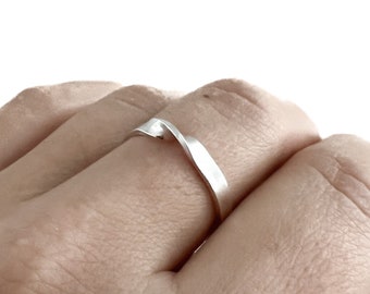 Anillo Mobius de plata de ley: banda de giro infinito
