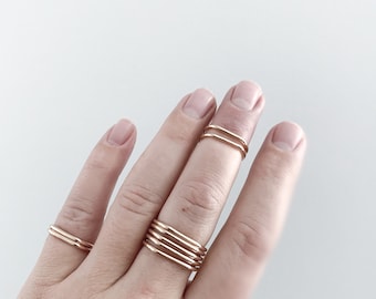 Anillos ligeramente rotos: anillos de apilamiento lineales de tapa plana en plata, oro relleno o relleno de oro rosa, precios agrupados