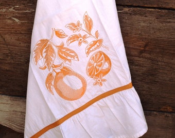 Torchon en sac de farine Brodé avec un motif orange botanique, volanté à la main et garni de ruban; Cadeau d'hôtesse ; Cadeau de fête, décor de cuisine.