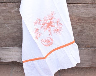 Torchon en sac de farine Brodé avec un motif papaye botanique, volanté à la main et garni de ruban; Cadeau d'hôtesse ; Cadeau de fête, décor de cuisine.