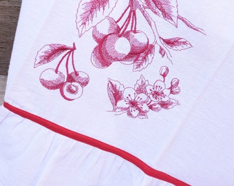 Torchon en sac de farine Brodé avec un motif botanique de cerise, ébouriffé à la main et coupé en ruban; Cadeau d’hôtesse; Cadeau de fête, décor de cuisine.