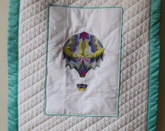 Couverture de poussette avec grande broderie de montgolfière, cadeau de douche de bébé; Décor de pépinière; Support en flanelle souple; Couverture lavable