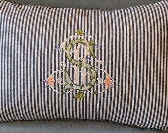 Housse d’oreiller lombaire brodée avec monogramme RS ou SR vintage; Noir, tissu de tic-tac d’oreiller de crème, couverture monogrammée d’oreiller, coutume