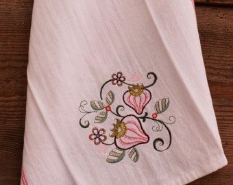 Broderie de fraises vintage sur torchon en coton avec des rayures roses de pastèque des deux côtés et boucle pratique pour accrocher