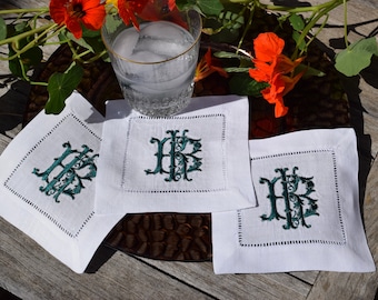 Serviettes de cocktail monogrammes brodées en fonte gothique avec contour second color; Linge de bar exquis, serviettes de fête, ensemble de 4