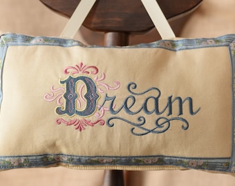 Cintre de porte ou de berceau brodé avec motif à défilement « Dream »